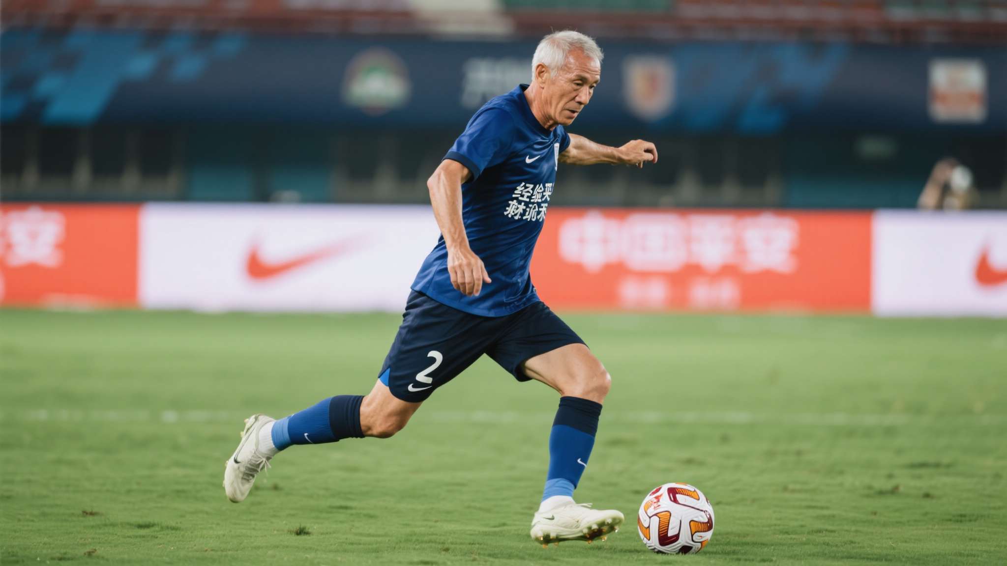国足能2比0零封库拉索,这位老将功不可没,表现已获得认可 足球场上,经验是无法用年龄来衡量的财富。这位老将在比赛中的表现堪称教科书级别——